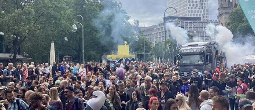 Love Parade 2022 w Berlinie. Basy, deszcz, nostalgia