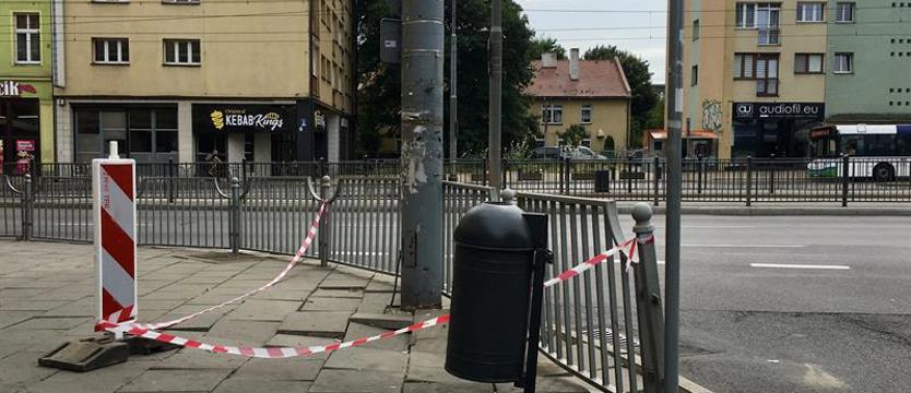 Uwaga: pułapki na ul. Tkackiej. Zapadliska zabezpieczone cienką folią.