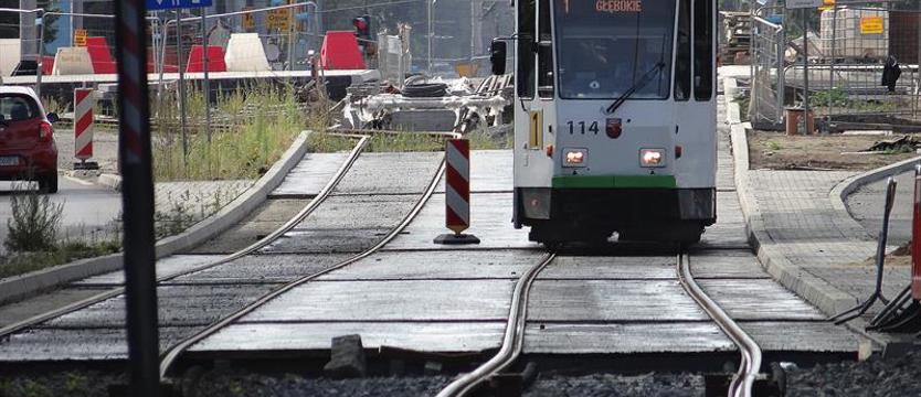 Tramwajami przez Łękno nowym torem. Objazd z wiaduktu do rozbiórki
