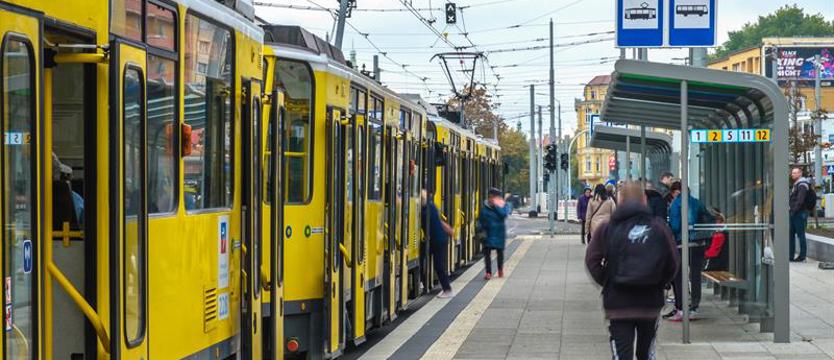 Dłuższe wakacje w rozkładach. Będzie tłok na liniach
