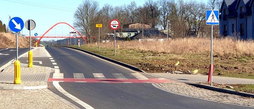 Strach pomyśleć, co by było, gdyby ktoś tędy szedł. Walec i drewno na przejściu dla pieszych