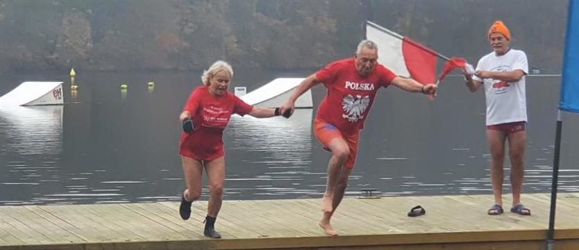 Morsowa kąpiel w jeziorze w Święto Niepodległości