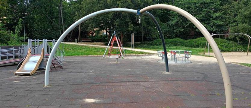 Wandale szaleją w stargardzkich parkach. Kradną, niszczą, podpalają