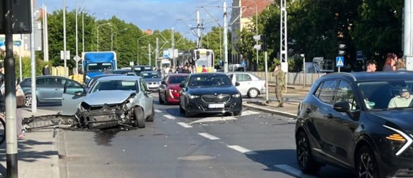 Poważne utrudnienia na Pogodnie. Zderzyły się trzy samochody