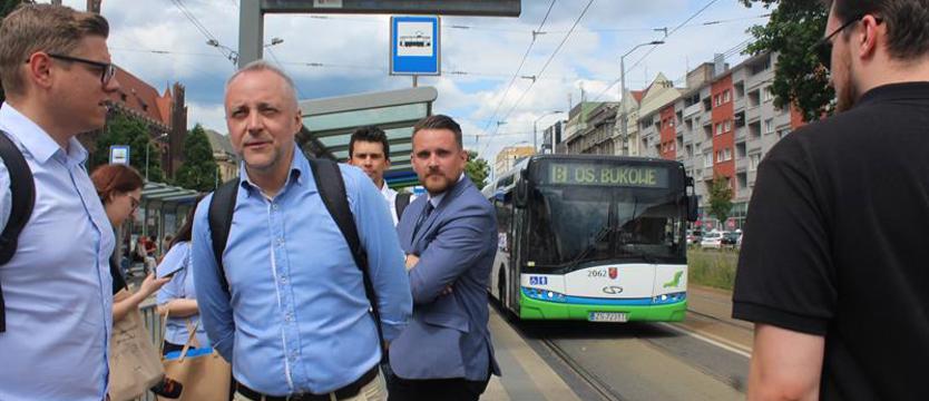 Radni pojechali autobusem. Chcą zmian