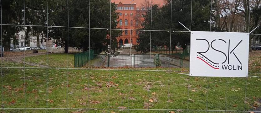 Plac Batorego (wciąż) za siatką