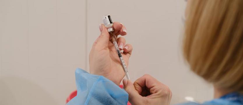 W Polsce w pełni zaszczepionych ponad 12,8 mln osób