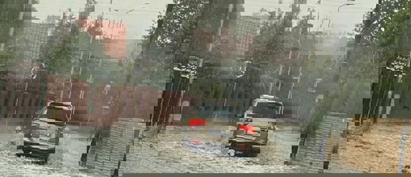 Gwałtowna ulewa w Szczecinie. Dała się we znaki kierowcom