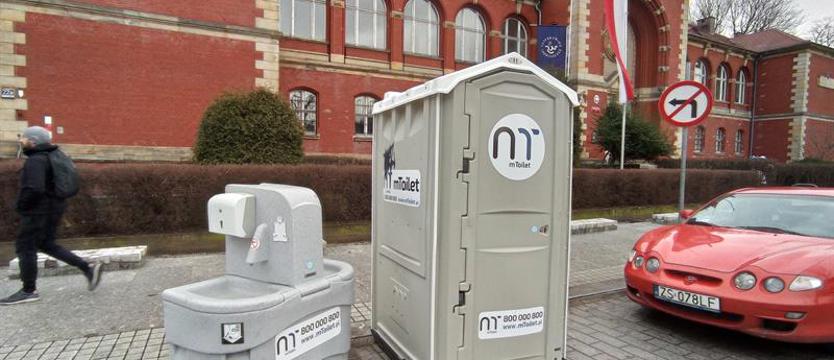 W przenośnych umywalkach. Do mycia, nie do picia