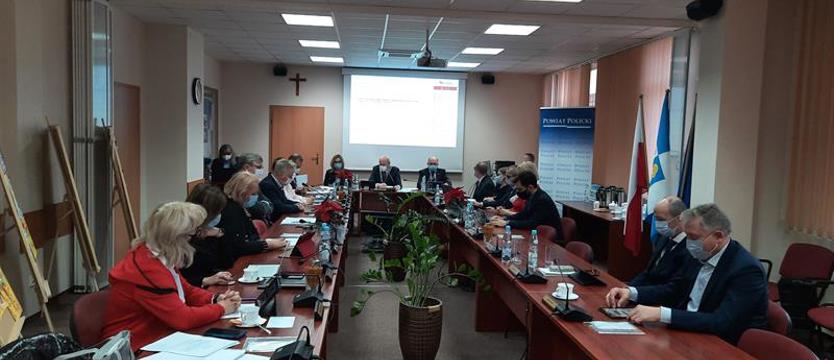 Po sesji Rady Powiatu w Policach. Jest budżet i są podwyżki