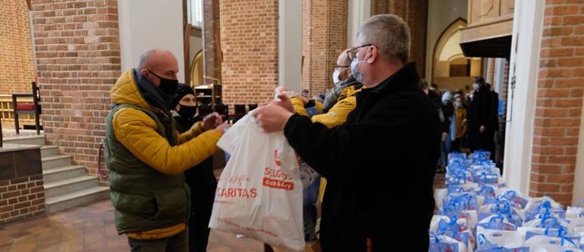 Na święta - paczki dla potrzebujących w szczecińskiej katedrze