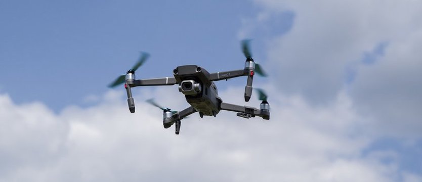 Dron z przedmiotem przypominającym pocisk znaleziony na polu pod Koszalinem