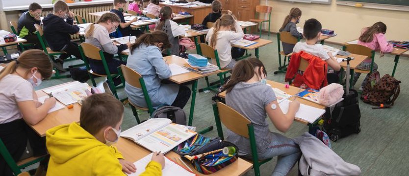 MEiN: W 99,5 proc. podstawówek uczniowie klas I-III uczą się stacjonarnie