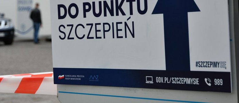 Policja zabezpiecza mobilne i stacjonarne punkty szczepień po ataku na szczepionkobus