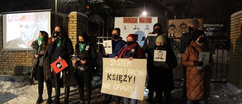 Komisja zakończyła pracę w sprawie księdza Dymera. Ludzie protestowali przed kurią