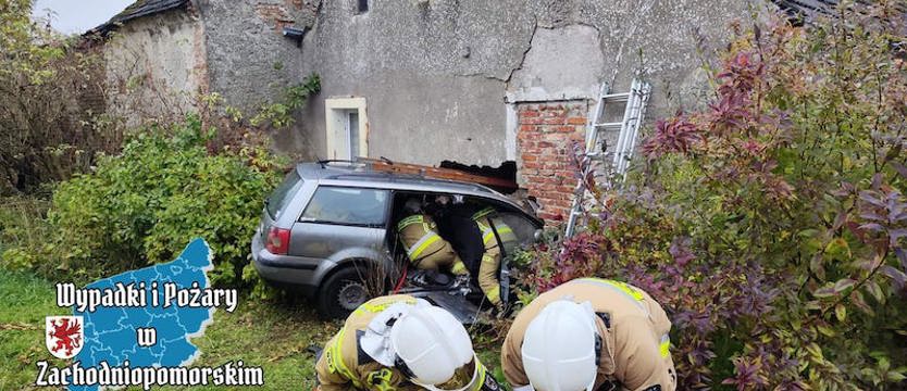 Samochód wbił się w budynek mieszkalny