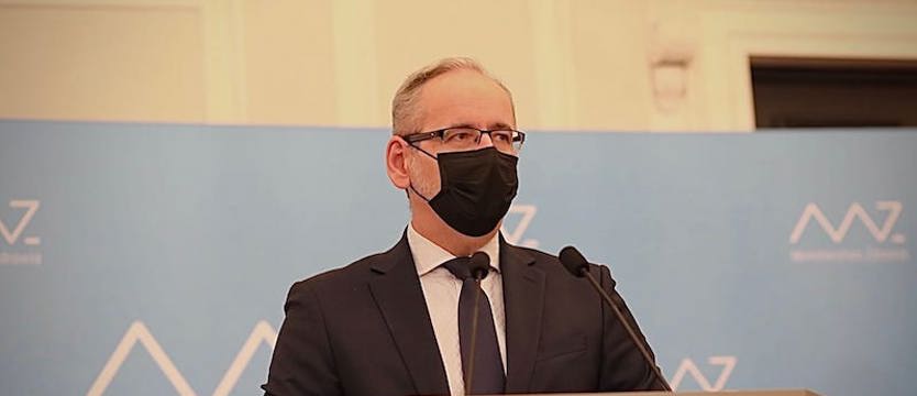 Rząd wprowadza nowe obostrzenia i zakaz lotów do 7 krajów w zw. z Omikronem