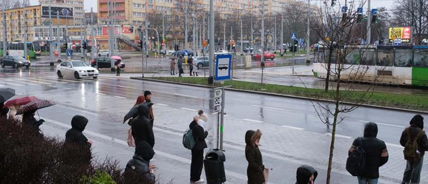 Pasażerowie mocno zmęczeni tymczasowością. Od stycznia 130 dni na wiaty