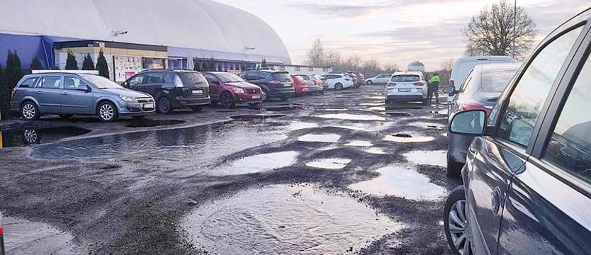 Księżycowy krajobraz przy centrum sportu. Stargardzianie interweniują