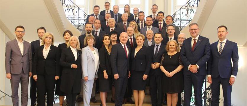 Zdjęcie i pożegnanie prezydenta. 40. sesja Rady Miasta Szczecina