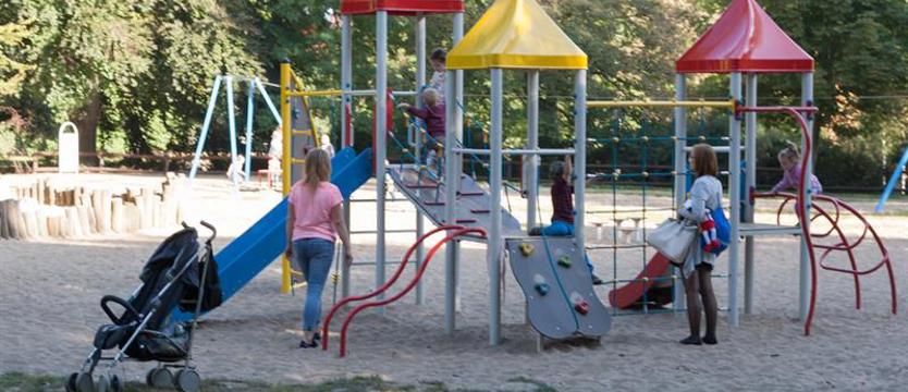 500 plus zwiększy się o 300 zł. Rodzice: więcej obaw niż radości