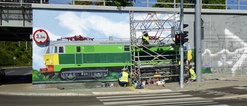 Przy ul. Kolumba powstaje nowy mural. Pociąg z kibicami Pogoni