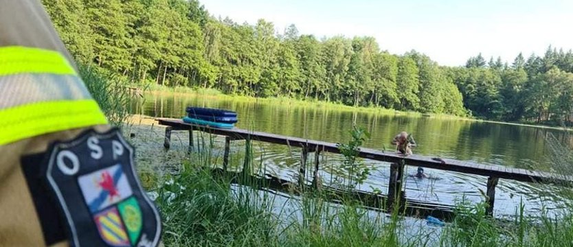 Dziecko utknęło w metalowej drabince w jeziorze