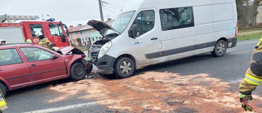 Bus zderzył się z samochodem osobowym pod Rymaniem. Jedna osoba ranna