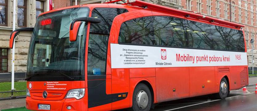 Piłka nożna. Granatowo-bordowa krew portowców. Piękna akcja Pogoni i kibiców