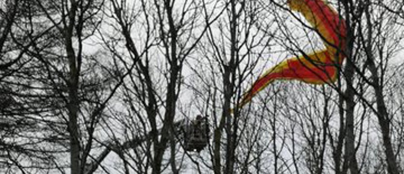 Akcja ratunkowa po wylądowaniu lotniarza na drzewach w Trzęsaczu