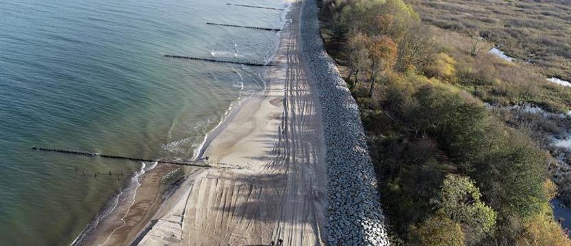 Plaże szersze, sztormy mniej groźne