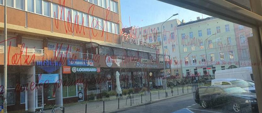 Wandal, czyli czerwony flamaster. Przed sąd za bazgranie na wiatach