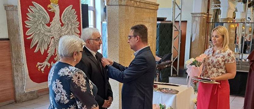 Burmistrza nie było, więc… Medale bezprawnie wręczał wiceburmistrz?