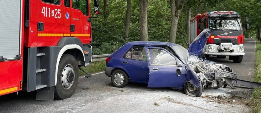 Samochód uderzył w drzewo na DW 151. Dwie osoby poszkodowane