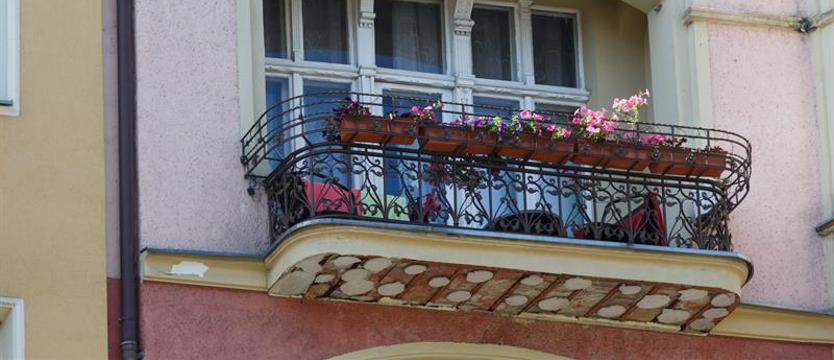 „Na placki klejone bez siatki i kołków...”. Niebezpieczne balkony