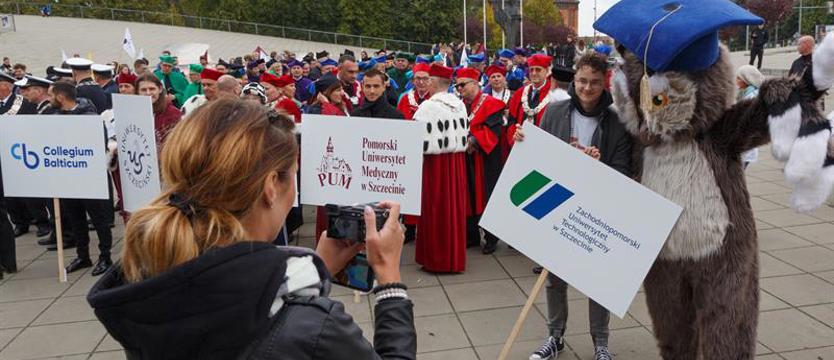 Przemarsz rektorów ze studentami. Jedność szczecińskich uczelni