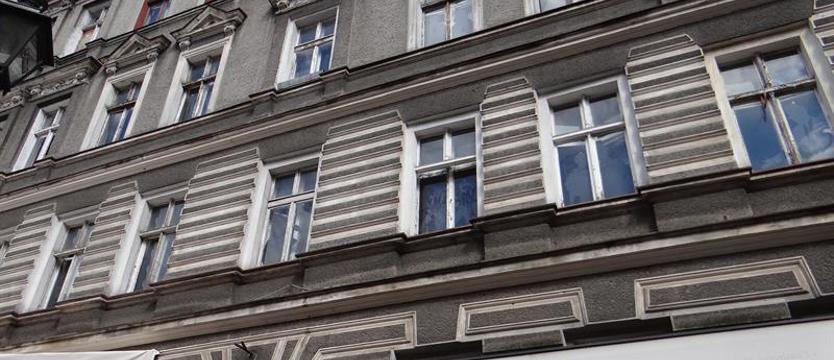 Kto i za ile przebuduje tę kamienicę? Pustostan STBS przy deptaku z perspektywą na odmianę