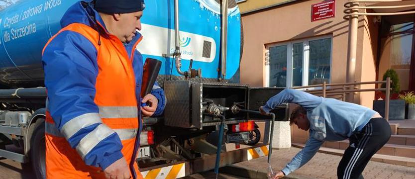 Przy akademiku Politechniki Morskiej woda z beczkowozu