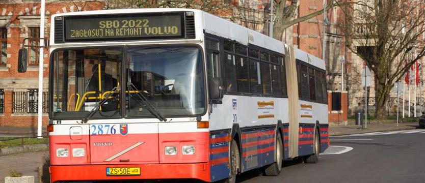 Autobusem po bezdrożach. Rocznica na raty