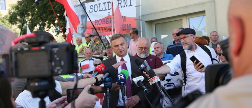 Robert Bąkiewicz usłyszał zarzut znieważenia funkcjonariuszy SG i ŻW