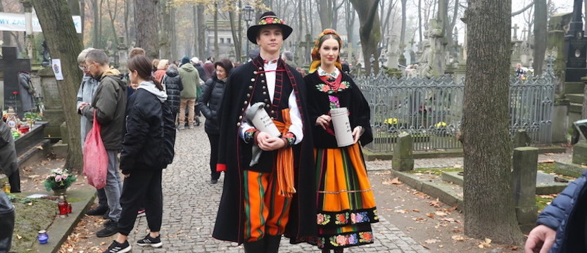 Warszawa: na Cmentarzu Powązkowskim 48. kwesta na zabytki i tłumy warszawiaków