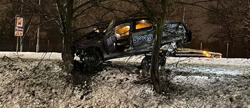 Samochód zawisł między drzewami przy ul. 26 Kwietnia