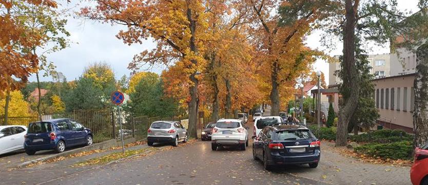 Parkingowy chaos na ul. Szpitalnej w Barlinku
