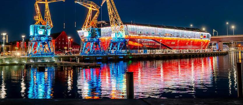 Świętowanie Niepodległości. Iluminacja w Morskim Centrum Nauki