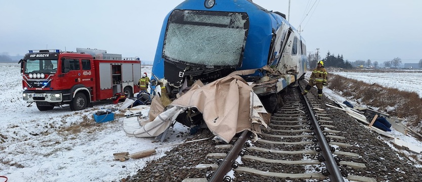 Tragedia na przejeździe kolejowym. Zderzenie pociągu relacji Kołobrzeg-Poznań z ciężarówką