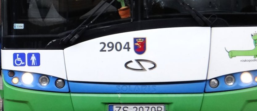 Ciężarówka zablokowała ulicę. Zmiany w komunikacji miejskiej na prawobrzeżu