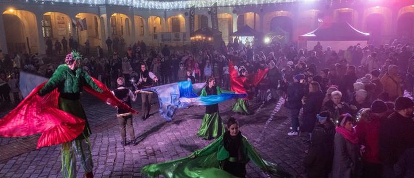 Pożegnanie karnawału. Zabawa na zamkowym dziedzińcu