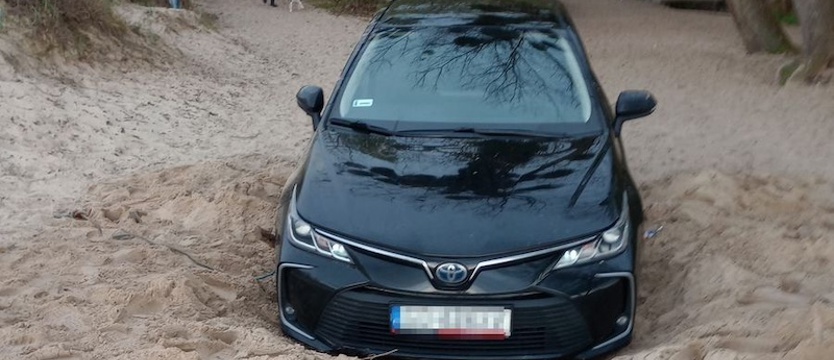 Ukarany wysokim mandatem za wjazd autem na plażę