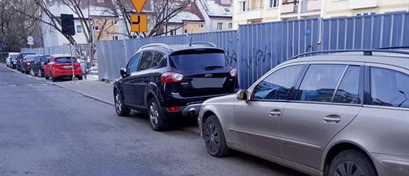 Kierowcy zajmują chodnik na ul. Szymanowskiego. Regularnie łamią przepisy