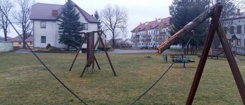 Plac zabaw w Ińsku do pilnej naprawy. Zagraża dzieciom